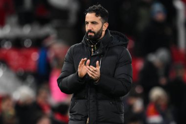 Manchester United takımının Ruben Amorim Menajeri, 30 Aralık 2024 tarihinde Manchester United ile Newcastle United arasındaki Premier League maçı sonrasında ev sahibi taraftarları alkışlıyor.