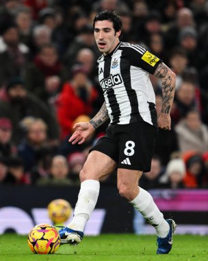 Newcastle United takımından Sandro Tonali, Manchester United ile Newcastle United 'ın 30 Aralık 2024' te Old Trafford, Manchester, İngiltere 'de oynadığı Premier League maçında pas attı.