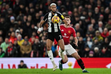 Newcastle United takımından Joelinton, Manchester United ile Newcastle United 'ın 30 Aralık 2024' te Old Trafford, Manchester 'da oynadığı Premier League maçında topu kontrol ediyor.