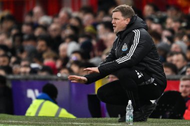 Newcastle United takımının teknik direktörü Eddie Howe, 30 Aralık 2024 'te Manchester United ile Newcastle United' ın oynadığı Premier League maçında oyuncularına talimat verir.