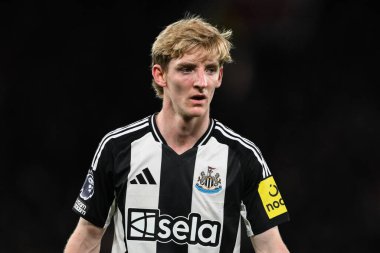 Newcastle United takımından Anthony Gordon Manchester United ile Newcastle United maçında Old Trafford, Manchester, İngiltere 'de 30 Aralık 2024' te karşılaştı.