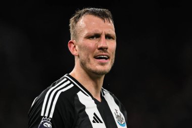 Newcastle United 'dan Dan Burn Premier League maçı sırasında Manchester United ile Newcastle United arasında Old Trafford, Manchester, Birleşik Krallık' ta, 30 Aralık 2024