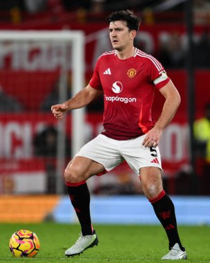 Manchester United 'dan Harry Maguire, Manchester United ile Newcastle United maçında 30 Aralık 2024' te Old Trafford, Manchester, İngiltere 'de karşı karşıya geldi.
