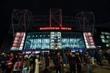 Manchester United 'ın 30 Aralık 2024' te Old Trafford, İngiltere 'de oynanan Premier League maçı öncesinde Old Trafford, Manchester United ve Newcastle United' ın genel dış görünüşü
