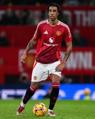 Manchester United 'dan Leny Yoro, Manchester United ile Newcastle United maçında 30 Aralık 2024' te Old Trafford, Manchester, İngiltere 'de karşı karşıya geldi.