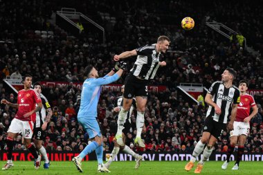 Newcastle United takımından Dan Burn 30 Aralık 2024 'te Manchester United' ın Newcastle United 'a karşı oynadığı Premier League maçında attığı serbest vuruşla topa vuruyor.