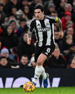 Newcastle United takımından Sandro Tonali, Manchester United ile Newcastle United 'ın 30 Aralık 2024' te Old Trafford, Manchester 'da oynadığı Premier League maçında topa doğru ilerliyor.