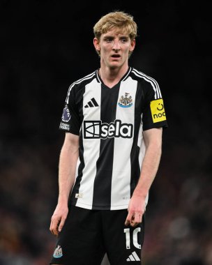 Newcastle United takımından Anthony Gordon Manchester United ile Newcastle United maçında Old Trafford, Manchester, İngiltere 'de 30 Aralık 2024' te karşılaştı.