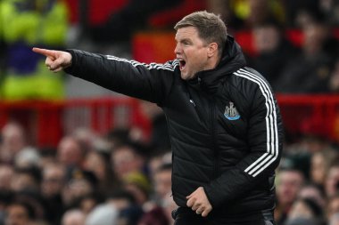 Newcastle United takımının teknik direktörü Eddie Howe, 30 Aralık 2024 'te Manchester United ile Newcastle United' ın oynadığı Premier League maçında oyuncularına talimat verir.