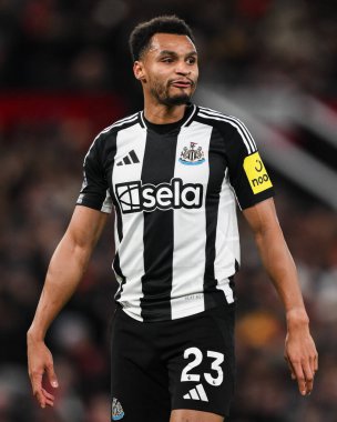 Newcastle United takımından Jacob Murphy, 30 Aralık 2024 'te Old Trafford, Manchester, İngiltere' de oynanan Premier League maçında takım arkadaşlarına talimatlar veriyor.