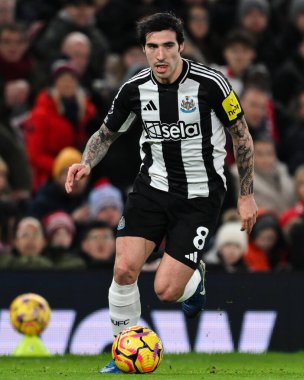 Newcastle United takımından Sandro Tonali, 30 Aralık 202 'de Old Trafford, Manchester, İngiltere' de oynanan Premier League maçında Newcastle United 'a karşı top ile ilerliyor.