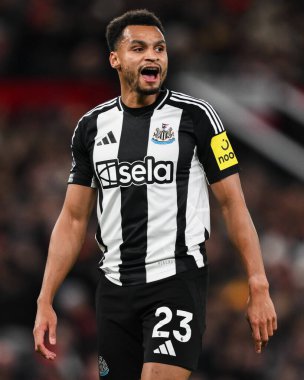 Newcastle United takımından Jacob Murphy, 30 Aralık 2024 'te Old Trafford, Manchester, İngiltere' de oynanan Premier League maçında takım arkadaşlarına talimatlar veriyor.