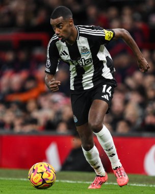 Newcastle United 'dan Alexander Isak, 30 Aralık 2024' te Old Trafford, Manchester, Birleşik Krallık 'ta oynanan Premier League maçında topu ileri taşıyor.
