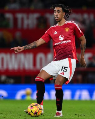 Manchester United 'dan Leny Yoro, Manchester United ile Newcastle United maçında 30 Aralık 2024' te Old Trafford, Manchester, İngiltere 'de karşı karşıya geldi.