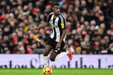 Newcastle United 'dan Alexander Isak, 30 Aralık 2024' te Old Trafford, Manchester, Birleşik Krallık 'ta oynanan Premier League maçında topu ileri taşıyor.