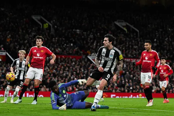 Newcastle United 'dan Sandro Tonali' nin 30 Aralık 2024 'te Old Trafford, Manchester, İngiltere' de oynanan Premier League maçı sırasında ahşap işçiliği yapma şansı var.