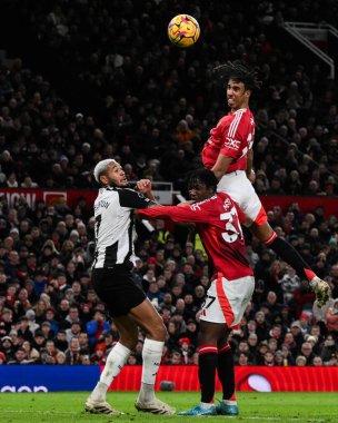 Manchester United 'dan Leny Yoro 30 Aralık 2024' te Old Trafford, Manchester, İngiltere 'de oynanan Premier League maçında Newcastle United' a karşı kaleye doğru ilerliyor.