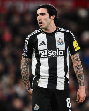 Newcastle United takımından Sandro Tonali, Manchester United ile Newcastle United maçında Old Trafford, Manchester, İngiltere 'de 30 Aralık 2024' te karşı karşıya geldi.