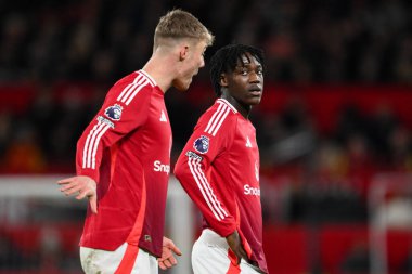 Manchester United takımından Rasmus Hjlund, Manchester United ile 30 Aralık 2024 'te oynanan Premier League maçı sırasında Manchester United ile Newcastle United maçında Kobbie Mainoo arasında konuştu.