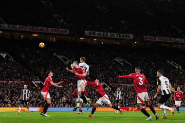 Newcastle United 'dan Dan Burn 30 Aralık 2024' te Old Trafford, Manchester, İngiltere 'de oynanan Premier League maçında Newcastle United' a karşı kaleye kafa attı.