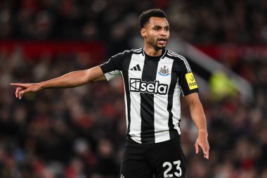 Newcastle United takımından Jacob Murphy, 30 Aralık 2024 'te Old Trafford, Manchester, İngiltere' de oynanan Premier League maçında takım arkadaşlarına talimatlar veriyor.