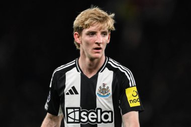 Newcastle United takımından Anthony Gordon Manchester United ile Newcastle United maçında Old Trafford, Manchester, İngiltere 'de 30 Aralık 2024' te karşılaştı.