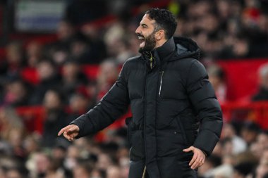Manchester United 'ın Ruben Amorim Menajeri 30 Aralık 2024' te Old Trafford, Manchester 'da oynanan Premier League maçında oyuncularına talimat verir.