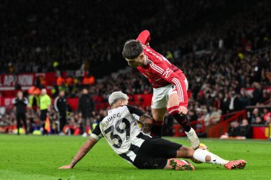 Newcastle United takımından Bruno Guimares, Manchester United ile Newcastle United 'ın 30 Aralık 2024' te Old Trafford, Manchester, İngiltere 'de oynadığı Premier League maçında Alejandro Garnacho' yu yendi.