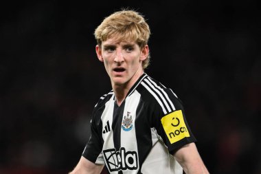 Newcastle United takımından Anthony Gordon Manchester United ile Newcastle United maçında Old Trafford, Manchester, İngiltere 'de 30 Aralık 2024' te karşılaştı.