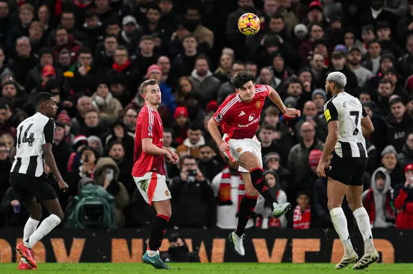 Manchester United 'dan Harry Maguire 30 Aralık 2024' te Old Trafford, Manchester, İngiltere 'de oynanan Premier League maçında topu açık farkla önde götürüyor.