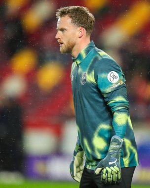 Brentford 'dan Mark Flekken, 1 Ocak 2024' te Londra 'daki Gtech Community Stadyumu' nda oynanan Premier League karşılaşması öncesinde ısınıyor.