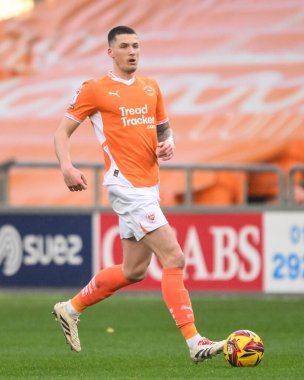 Blackpool 'dan Oliver Casey, 1 Ocak 2025' te Bloomfield Road, Blackpool 'da oynanan Blackpool-Shrewsbury maçında topa vuruyor.