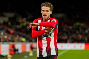 Brentford 'dan Mathias Jensen, 1 Ocak 2025' te İngiltere 'deki The Gtech Community Stadyumu' nda oynanan Premier League maçında Brentford-Arsenal maçında kaptanların kol bandını takıyor.