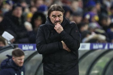 Leeds United takımının teknik direktörü Daniel Farke, 1 Ocak 2024 tarihinde Leeds Road, İngiltere 'de oynanan Sky Bet Şampiyonası maçında Leeds United ve Blackburn Rovers maçında teknik alanda tepki gösterdi.