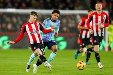 Brentford 'lu Keane Lewis-Potter, 1 Ocak 2025' te Gtech Community Stadyumu 'nda oynanan Premier League karşılaşmasında Arsenal' li Jurrien Timber tarafından baskı altına alındı.