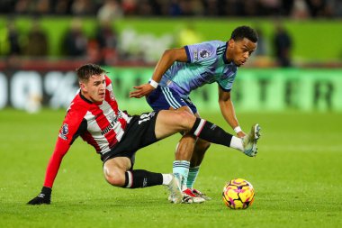 Brentford 'dan Yehor Yarmoliuk, 1 Ocak 2024' te Londra 'daki Gtech Community Stadyumu' nda oynanan Premier League karşılaşmasında Arsenal 'den Jurrien Timber ile top mücadelesi veriyor.