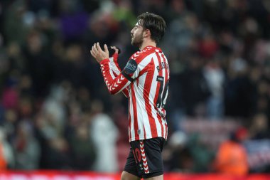 Sunderland 'dan Patrick Roberts, 1 Ocak 2025' te İngiltere 'nin Sunderland kentinde oynanan Sunderland-Sheffield United maçında taraftarları alkışlıyor.