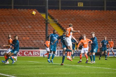 Blackpool 'dan Jordan Rhodes, 1 Ocak 2025' te Bloomfield Road, Blackpool 'da oynanan Blackpool-Shrewsbury maçında kaleye doğru ilerliyor.