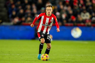 Brentford 'dan Mikkel Damsgaard, 1 Ocak 2024' te Londra 'daki Gtech Community Stadyumu' nda Brentford ve Arsenal 'in oynadığı Premier League maçında topla koşuyor.