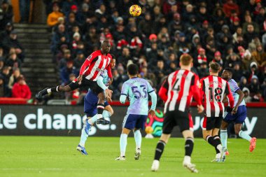 Brentford 'dan Yoane Wissa, 1 Ocak 2025' te Londra 'daki Gtech Community Stadyumu' nda oynanan Premier League maçında Brentford-Arsenal maçında topa önderlik ediyor.