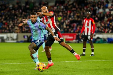 Gabriel Jesus of Arsenal, 1 Ocak 2025 'te Gtech Community Stadyumu' nda Brentford-Arsenal Premier League maçı sırasında Brentford 'dan Bryan Mbeumo tarafından baskı altına alındı.