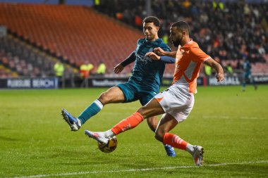 Blackpool takımından CJ Hamilton, 1 Ocak 2025 'te Bloomfield Road, Blackpool' da oynanan Blackpool-Shrewsbury maçında topu geçiyor.