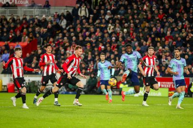 Arsenal oyuncusu Thomas, 1 Ocak 2025 'te İngiltere' deki Gtech Community Stadyumu 'nda oynanan Premier League maçında Brentford-Arsenal maçında çekim yapıyor.