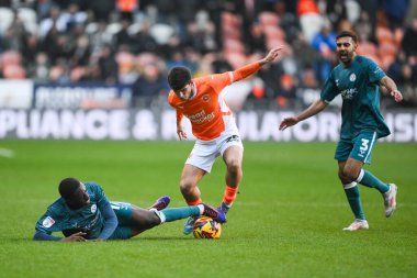 Blackpool 'dan Rob Apter ve Shrewsbury Town' dan Charles Sagoe Junior, 1 Ocak 2024 'te Bloomfield Road, Blackpool' da oynanan Blackpool-Shrewsbury maçında top mücadelesi verdiler.