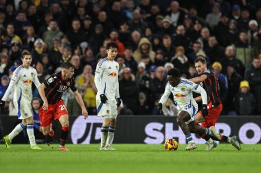 Leeds United takımından Wilfried Gnonto, 1 Ocak 2024 'te Leeds Road, Leeds' de oynanan Sky Bet Şampiyonası maçında topu aldı.