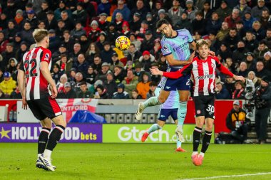Arsenal 'den Mikel Merino, 1 Ocak 2025' te Londra 'daki Gtech Community Stadyumu' nda oynanan Premier League karşılaşmasında topu Brentford 'a karşı Arsenal' in önünde götürüyor.