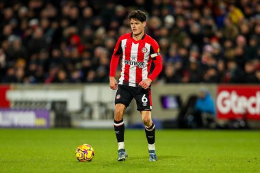Brentford 'dan Christian Norgaard, 1 Ocak 2025' te Londra 'daki Gtech Community Stadyumu' nda Brentford Arsenal 'e karşı oynanan Premier League maçında topla koşuyor.