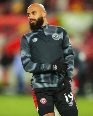 Brentford 'dan Bryan Mbeumo, 1 Ocak 2025' te Londra 'daki Gtech Community Stadyumu' nda oynanan Premier League karşılaşması öncesinde ısınıyor.