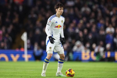 Leeds United takımından Ao Tanaka, Leeds Road, Leeds, İngiltere 'de 1 Ocak 2024' te oynanan Sky Bet Şampiyonası maçında topla Leeds United ve Blackburn Rovers karşı karşıya geldi.