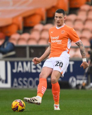 Blackpool takımından Oliver Casey, 1 Ocak 2025 'te Bloomfield Road, Blackpool' da oynanan Blackpool-Shrewsbury maçında pas verdi.